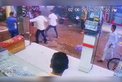 কিশোর গ্যাংয়ের হামলায় দুই পুলিশ সদস্য আহত, আটক ২