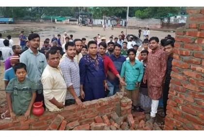 টেকনাফে খেলার মাঠ থেকে অবৈধ স্থাপনা উচ্ছেদ