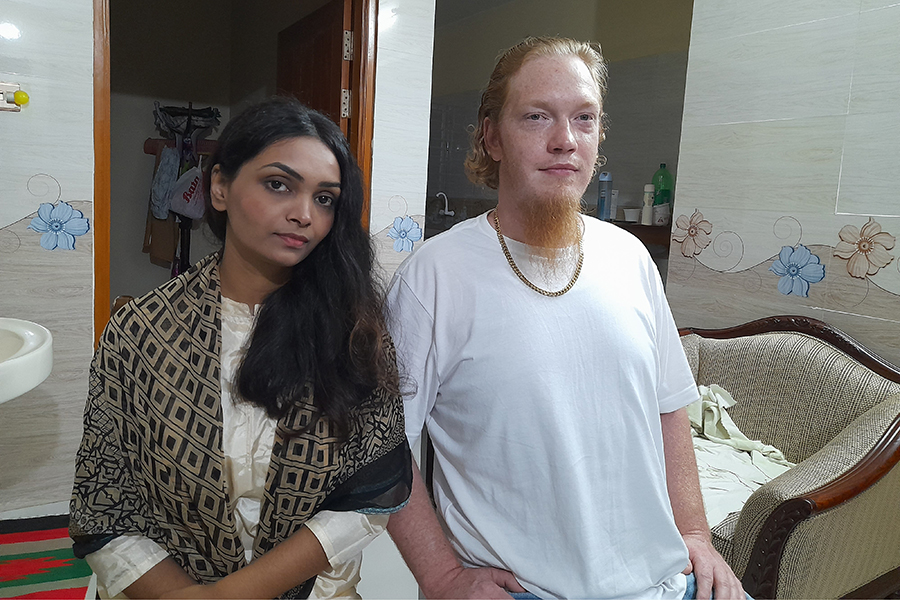প্রেমের টানে আমেরিকান যুবক গাজীপুরে
