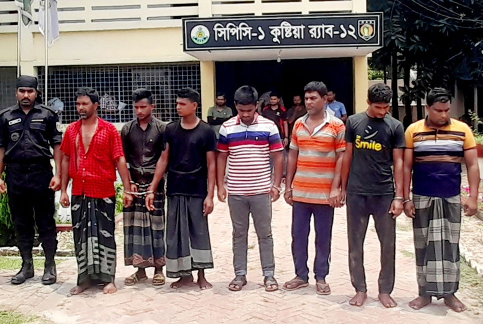 হামলা চালিয়ে কলেজশিক্ষকের কবজি বিছিন্ন: অস্ত্রসহ গ্রেফতার ৭