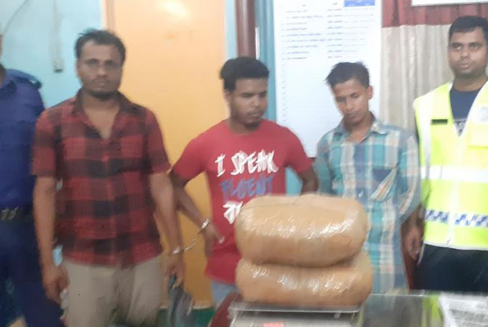 চাঁদপুরে যাত্রীবাহী লঞ্চ থেকে মাদক কারবারি আটক  