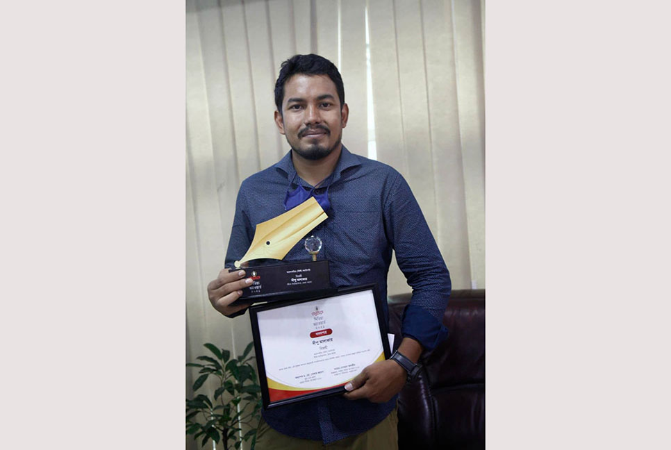 সুস্থ হয়ে বসুন্ধরা মিডিয়া অ্যাওয়ার্ড নিলেন প্রথম আলোর দীপু মালাকার