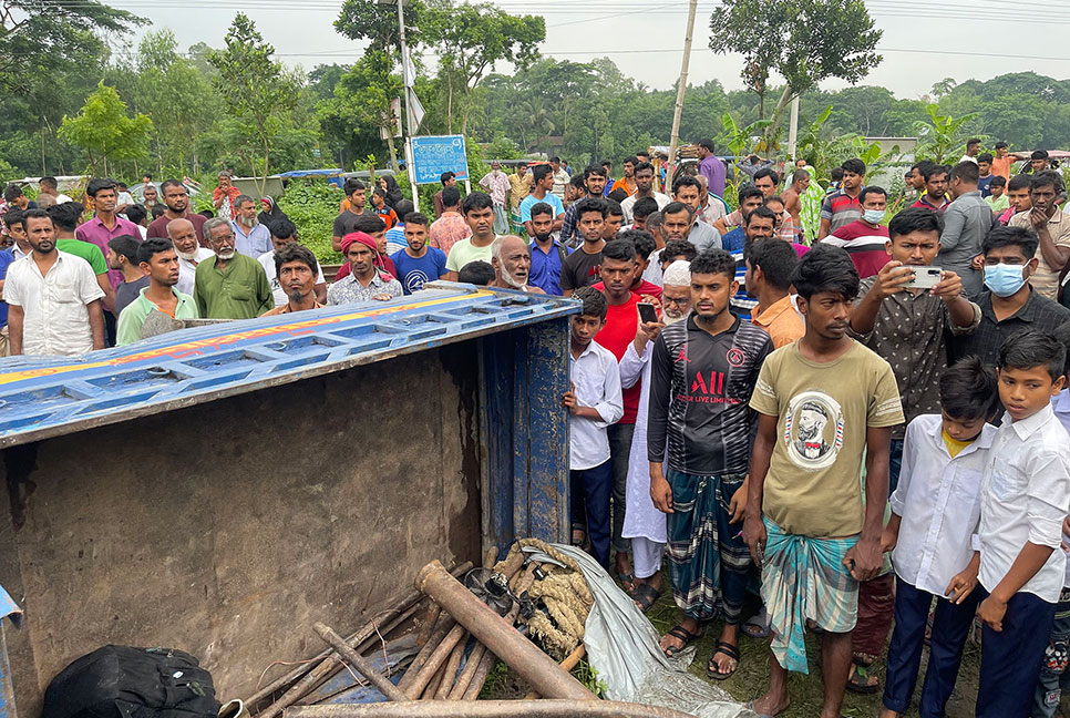নরসিংদীতে পিকআপকে ট্রেনের ধাক্কায় নিহত ৪