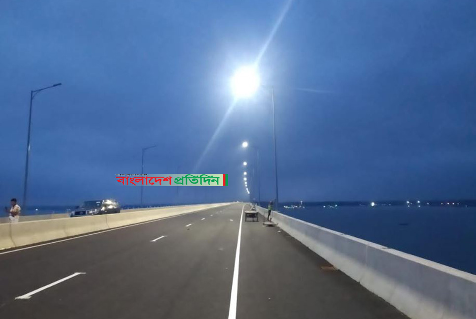 স্বপ্নের পদ্মা সেতুতে আলো জ্বললো 

