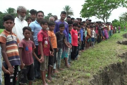 বাঁধ নির্মাণের দাবিতে যমুনা তীরে মানববন্ধন