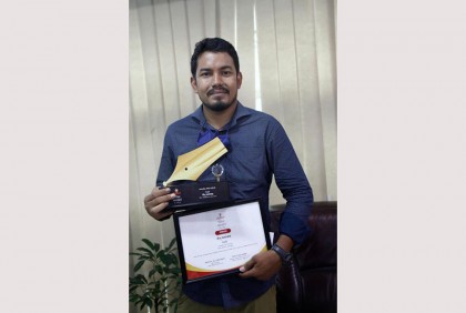সুস্থ হয়ে বসুন্ধরা মিডিয়া অ্যাওয়ার্ড নিলেন প্রথম আলোর দীপু মালাকার