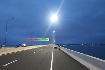 স্বপ্নের পদ্মা সেতুতে আলো জ্বললো 

