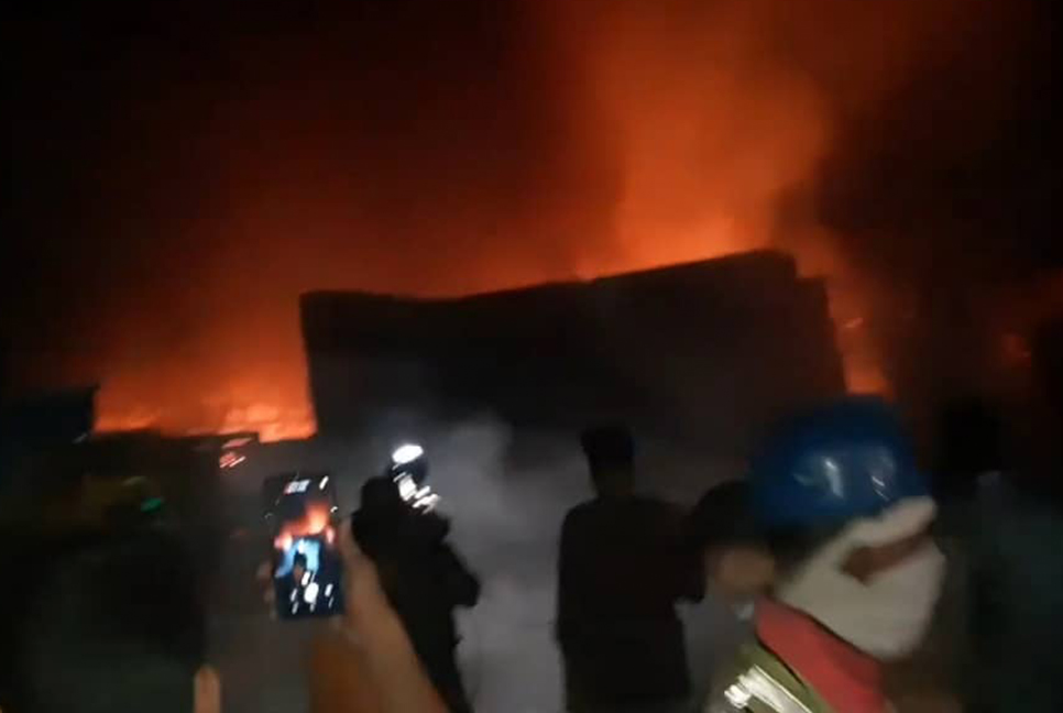 সীতাকুণ্ডে কনটেইনার ডিপোতে ভয়াবহ আগুন, দগ্ধ অর্ধশতাধিক