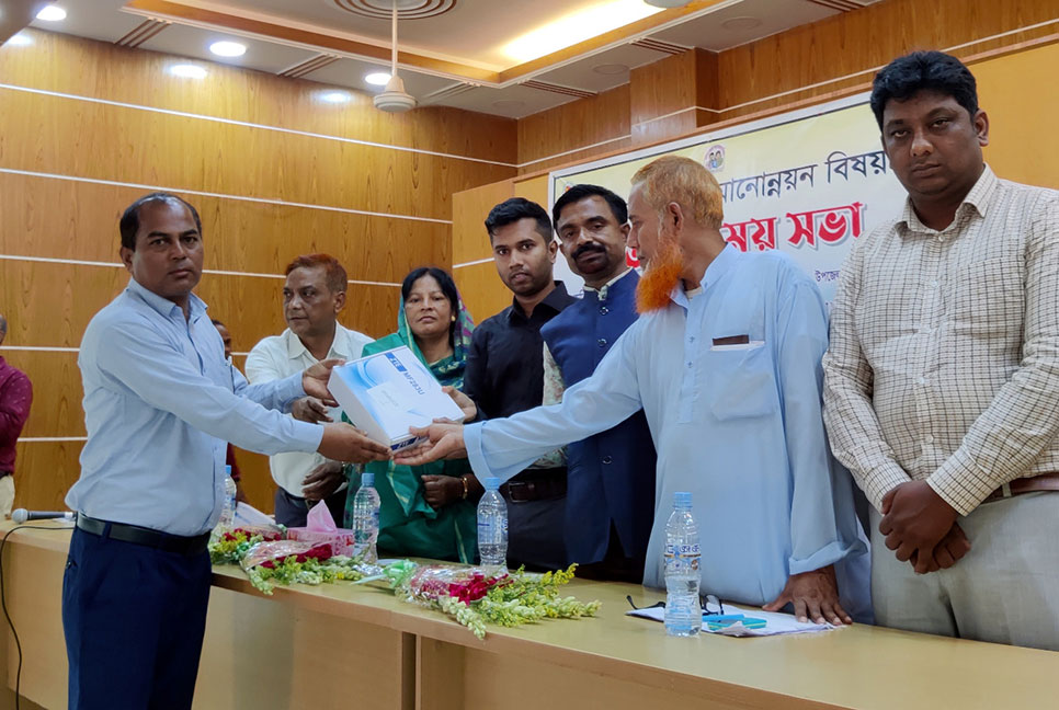 খানসামায় ১৪৩ প্রাথমিক বিদ্যালয়ে ইন্টারনেট রাউটার বিতরণ