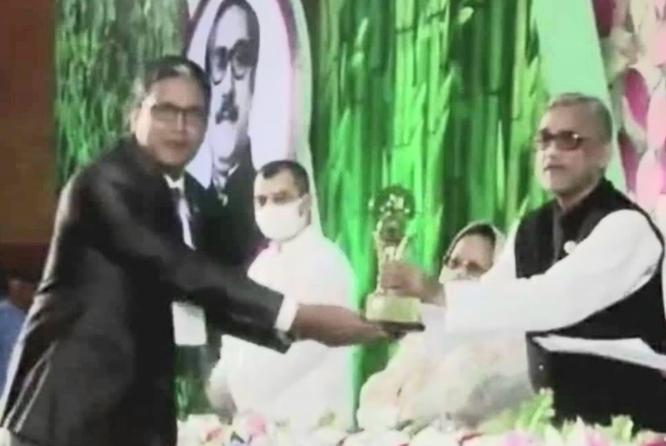 পরিবেশ রক্ষায় শ্রেষ্ঠ পদক পেল রামপাল উপজেলা পরিষদ