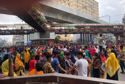 বেতন বৃদ্ধির দাবিতে মিরপুরে পোশাক শ্রমিকদের সড়ক অবরোধ