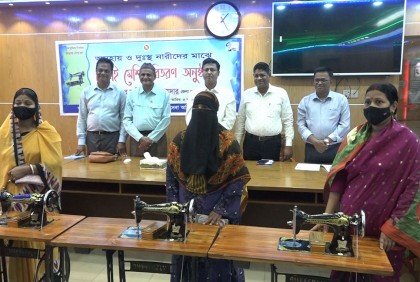 বরিশালে ২৪ অসহায় নারীকে সেলাই মেশিন প্রদান
