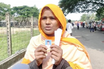 সীতাকুণ্ডে বিস্ফোরণ, স্বজনের খোঁজে স্বজনরা  