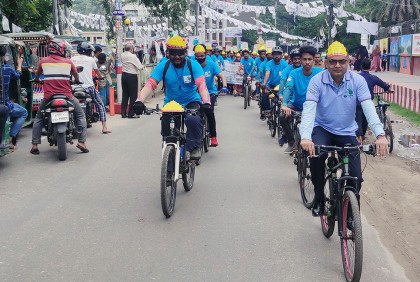 সাইকেল চালিয়ে সচেতনতার বার্তা কুমিল্লা ডিসির