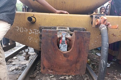 গাজীপুরে তেলবাহী ট্রেনের চার বগি লাইনচ্যুত, ট্রেন চলাচল বিঘ্নিত 