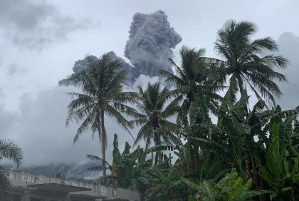 ফিলিপাইনে আগ্নেয়গিরিতে অগ্ন্যুৎপাত, কালো মেঘে ঢাকা পড়েছে পুরো এলাকা