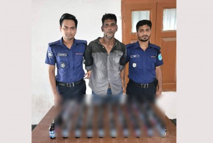 চলন্ত মোটরসাইকেলে কালো ব্যাগ, ফেনসিডিলসহ মাদক ব্যবসায়ী আটক