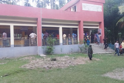 চার শিক্ষককে ৮ ঘণ্টা অবরুদ্ধ করে রাখল বখাটেরা