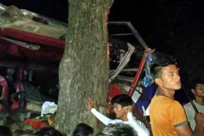 দিনাজপুরে নিয়ন্ত্রণ হারিয়ে গাছের সঙ্গে বাসের ধাক্কা, নিহত ২