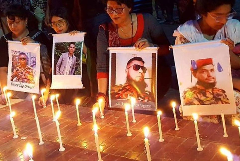 সীতাকুণ্ডে নিহতদের স্মরণে শহীদ মিনারে প্রদীপ প্রজ্বলন