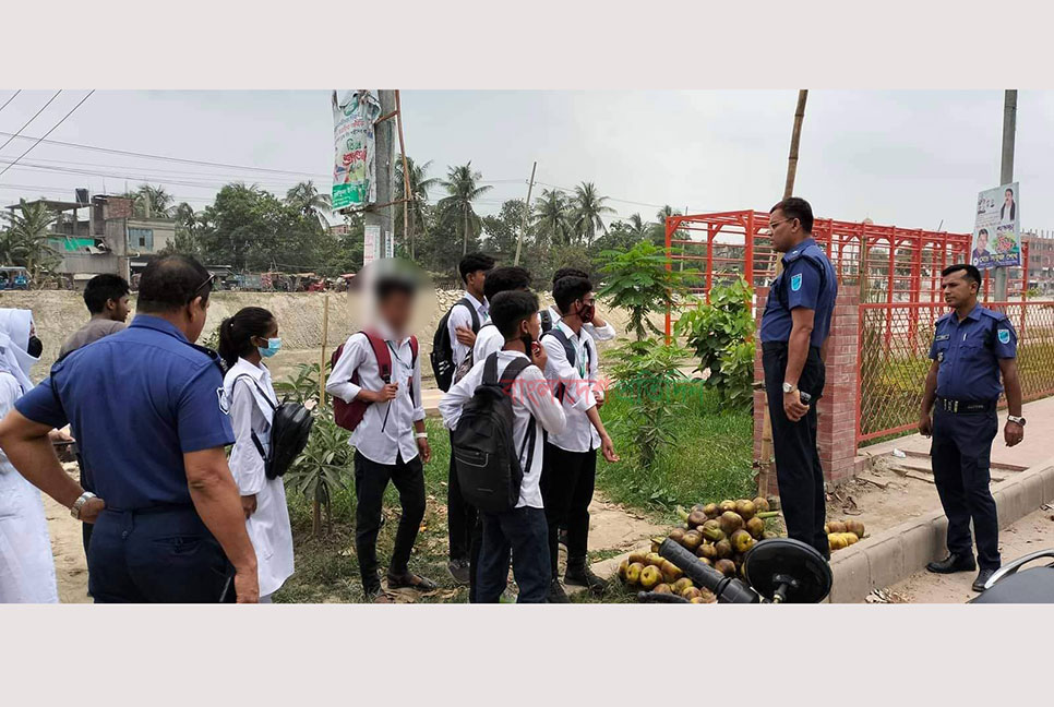 ক্লাস ফাঁকি দিয়ে লেকে ঘুরাঘুরি, শিক্ষার্থীদের বুঝিয়ে বাড়ি পাঠালেন ওসি