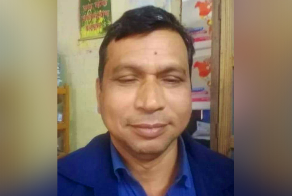 নিয়ন্ত্রণ হারিয়ে মাইক্রোবাস দোকানে, শিক্ষকসহ নিহত ২ 