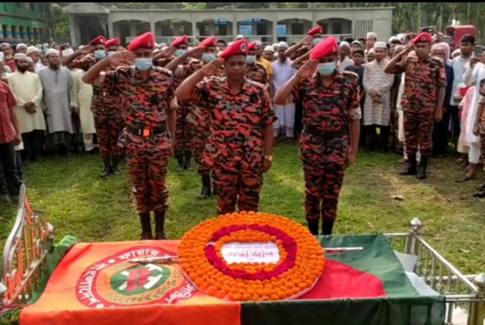 চাঁদপুরে নিহত ফায়ারম্যান লিডার ইমরানের দাফন সম্পন্ন