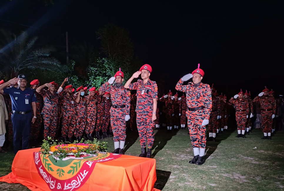 খুলনায় চোখের জলে শেষ বিদায় ফায়ার ফাইটার সাকিলকে 