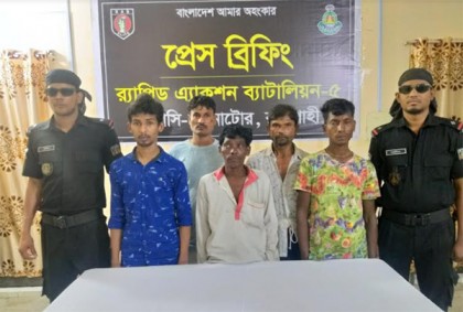 গুরুদাসপুরে বিপুল পরিমাণ চোলাই মদসহ ৫ মাদক ব্যবসায়ী আটক