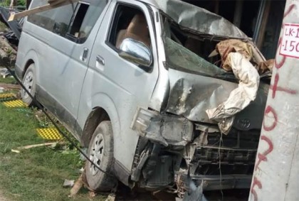 লাকসামে মাইক্রোবাস নিয়ন্ত্রণ হারিয়ে দোকানে ঢুকে দুইজনের মৃত্যু