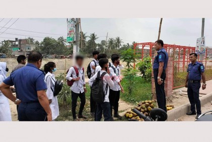 ক্লাস ফাঁকি দিয়ে লেকে ঘুরাঘুরি, শিক্ষার্থীদের বুঝিয়ে বাড়ি পাঠালেন ওসি