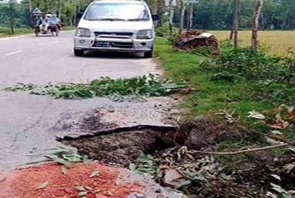 দিনাজপুর-পার্বতীপুর আঞ্চলিক সড়কে গর্ত, ঘটছে দুর্ঘটনা