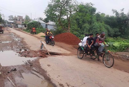 সখীপুরে সড়কের মাঝখানে বড় গর্ত, দুর্ভোগে মানুষ