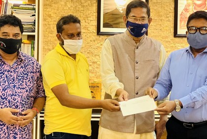 বগুড়ায় চিকিৎসায় অনুদানের চেক হস্তান্তর