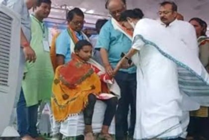ভাষণ থামিয়ে মঞ্চে ডেকে অসুস্থ শিশুর খোঁজ নিলেন মমতা