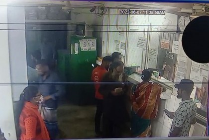 দিনে-দুপুরে খোয়া গেল শিক্ষকের দুই লাখ টাকা 