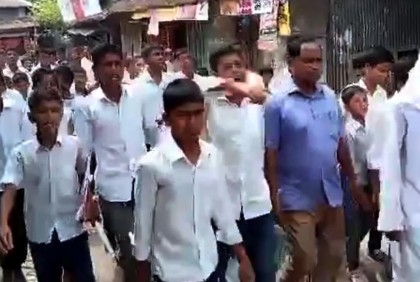বাগেরহাটে প্রধান শিক্ষকের বাড়িতে হামলায় শিক্ষার্থীদের প্রতিবাদ