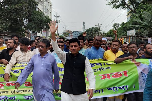 শেখ হাসিনাকে হত্যার হুমকির প্রতিবাদ, কুমিল্লায় কৃষকলীগের বিক্ষোভ