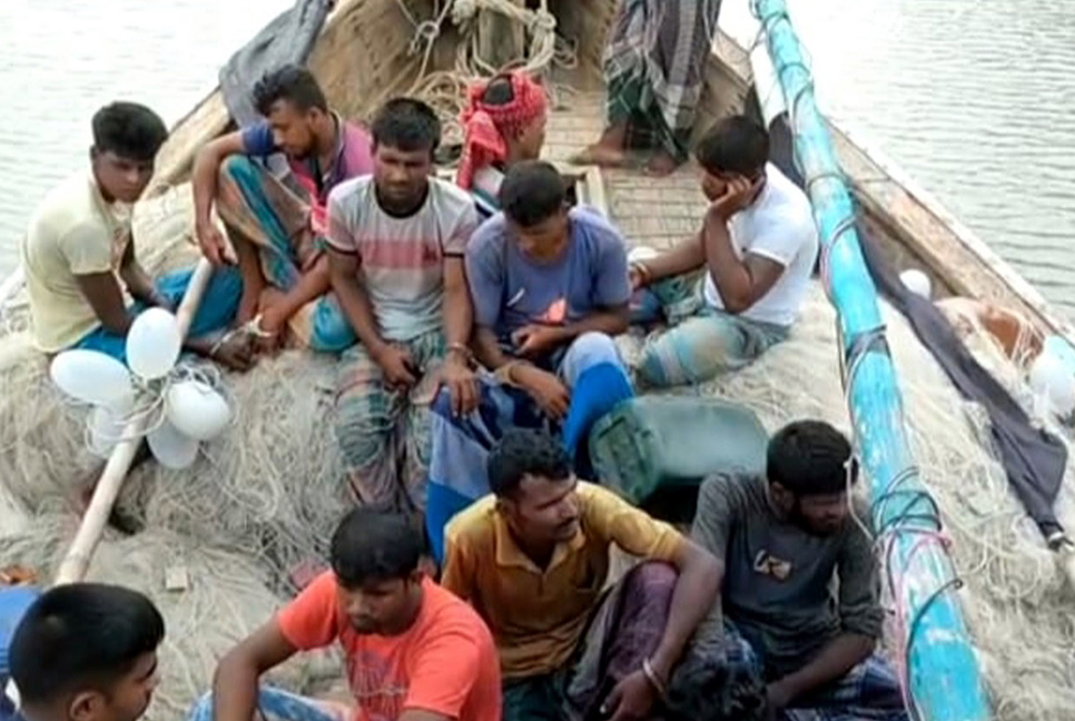 নিষেধাজ্ঞা উপেক্ষা করে মাছ শিকার, ১০ জেলের অর্থদণ্ড