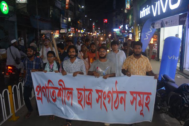 জুনায়েদ সাকীর উপর হামলার প্রতিবাদে বরিশালে
প্রগতিশীল ছাত্র সংগঠনের মশাল মিছিল