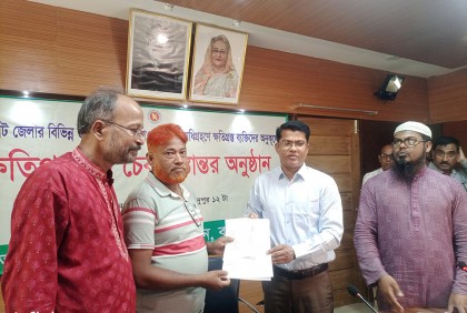 বাগেরহাটে ভূমি অধিগ্রহণের চেক হস্তান্তর