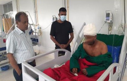সীতাকুণ্ডে আহতদের দেখতে হাসপাতালে ঢাবি অধ্যাপক বিএনপি নেতা ড. ওবায়দুল 

