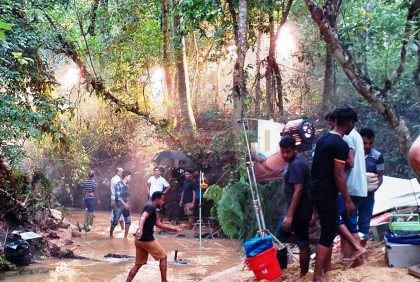 লাউয়াছড়া সংরক্ষিত বনের ভেতর আগুন জ্বালিয়ে শুটিং