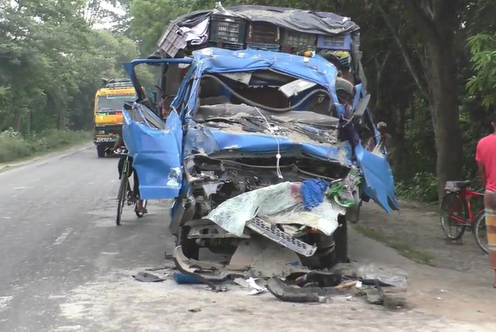 শৈলকূপায় ট্রাকের পিছনে পিকআপ ভ্যানের ধাক্কা, নিহত ২