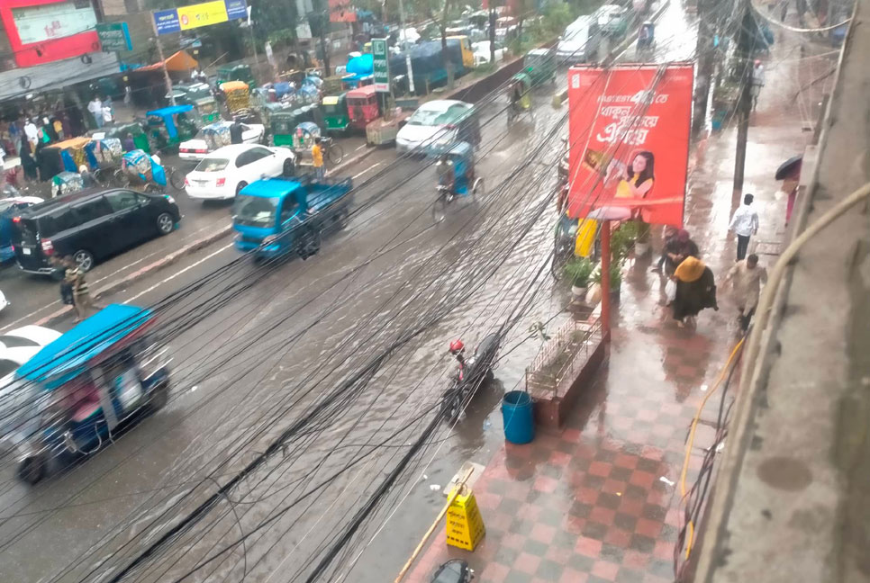 আধা ঘণ্টার বৃষ্টিতে পানির নিচে তলিয়ে গেছে নারায়ণগঞ্জ শহর