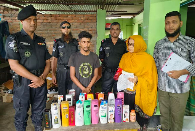 দিনাজপুরে নকল কসমেটিক্স বিক্রি ও
অবৈধ চাল মজুদ রাখায় জরিমানা