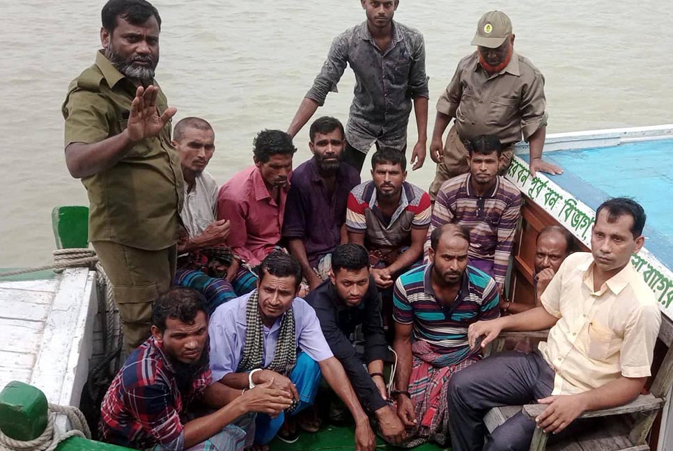 সুন্দরবনে নিষেধাজ্ঞার মধ্যে চিংড়ি পোনা আহরণ, ১২ জেলে আটক