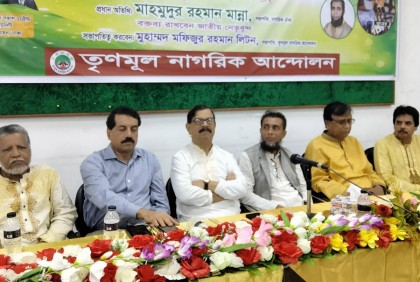 সরকার বড় বেকাদায় আছে : মান্না