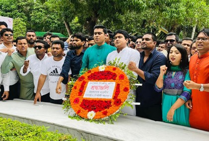 বঙ্গবন্ধুর সমাধিতে কেন্দ্রীয় ছাত্রলীগ সভাপতি ও সম্পাদকের শ্রদ্ধা