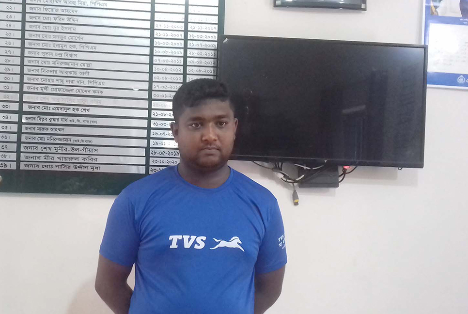 সাতক্ষীরায় ‘ভুয়া পুলিশ’ আটক